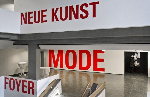Eingang zur Modegalerie mit Leitsystem von Double Standards. Foto: Fabian Fröhlich