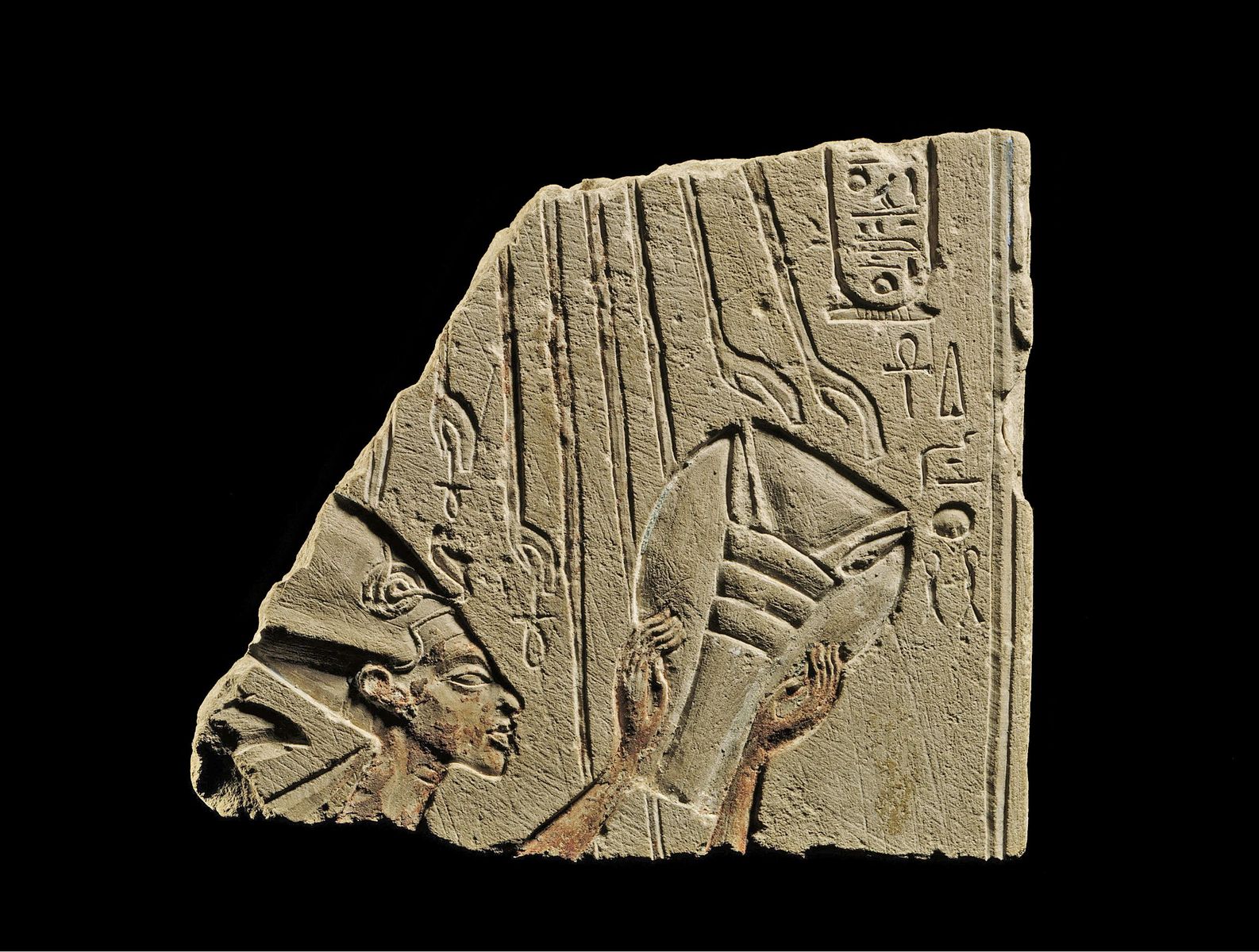 König Echnaton beim Opfer vor Aton © Staatliche Museen zu Berlin, Ägyptisches Museum und Papyrussammlung / J. Liepe