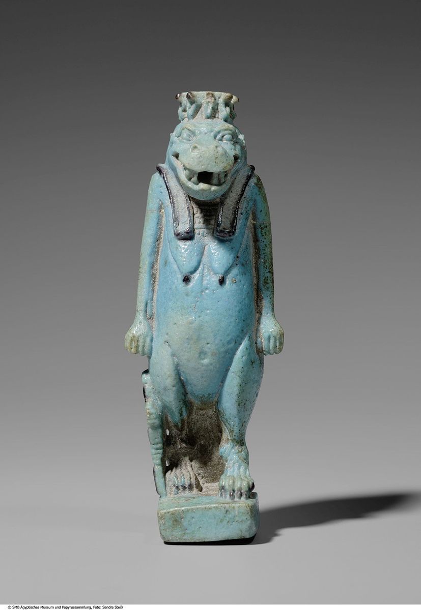 Statuette der Göttin Thoeris aus Fayence © Staatliche Museen zu Berlin, Ägyptisches Museum und Papyrussammlung / S. Steiß