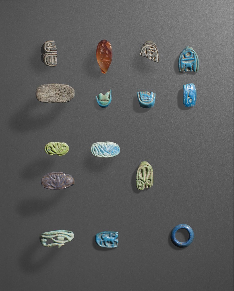 Bruchstücke von Finderringen aus verschiedenfarbiger Fayence mit unterschiedlichen Motiven © Staatliche Museen zu Berlin, Ägyptisches Museum und Papyrussammlung / S. Steiß