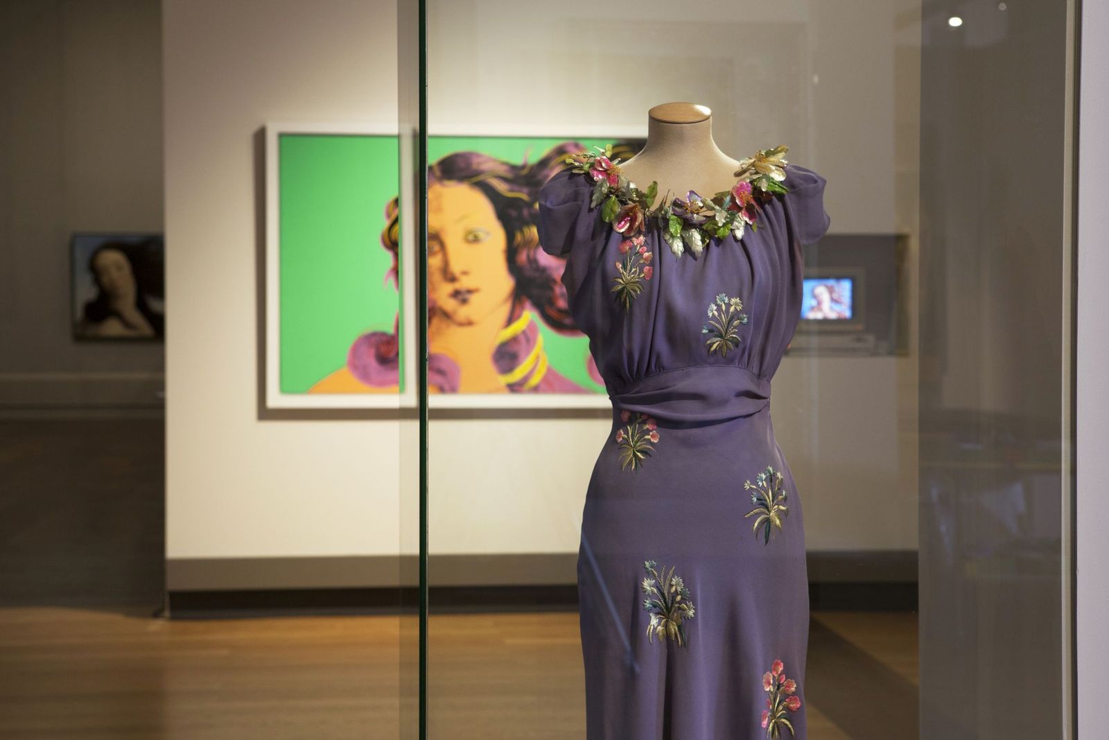 Blick in die Ausstellung mit Elsa Schiaparelli, Andy Warhol und anderen. Foto: Juliane Eirich