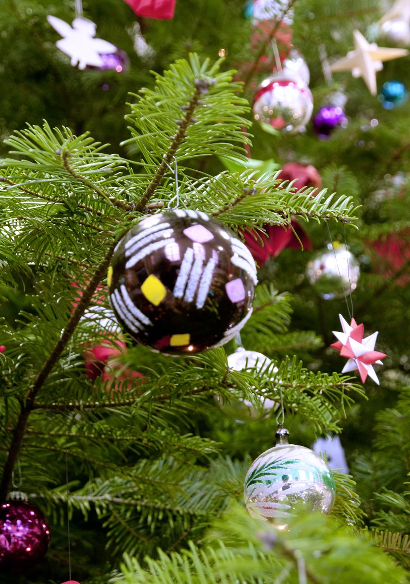 Historischer und regionaler europäischer Weihnachtsschmuck ziert den Baum. © Staatliche Museen zu Berlin, Museum Europäischer Kulturen / Ute Franz-Scarciglia