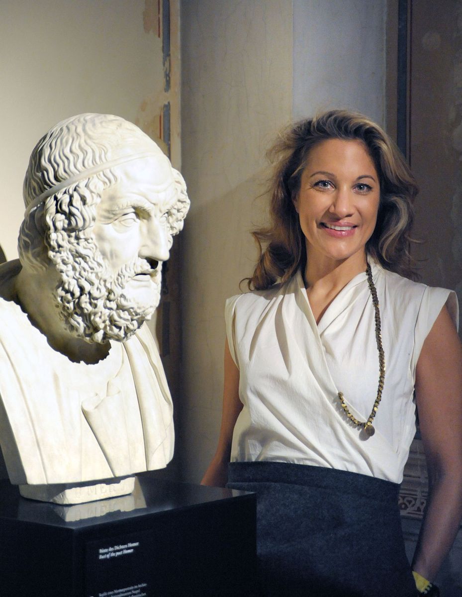 Joana Schliemann vor einer Statue von Homer. Foto: Martin Walz