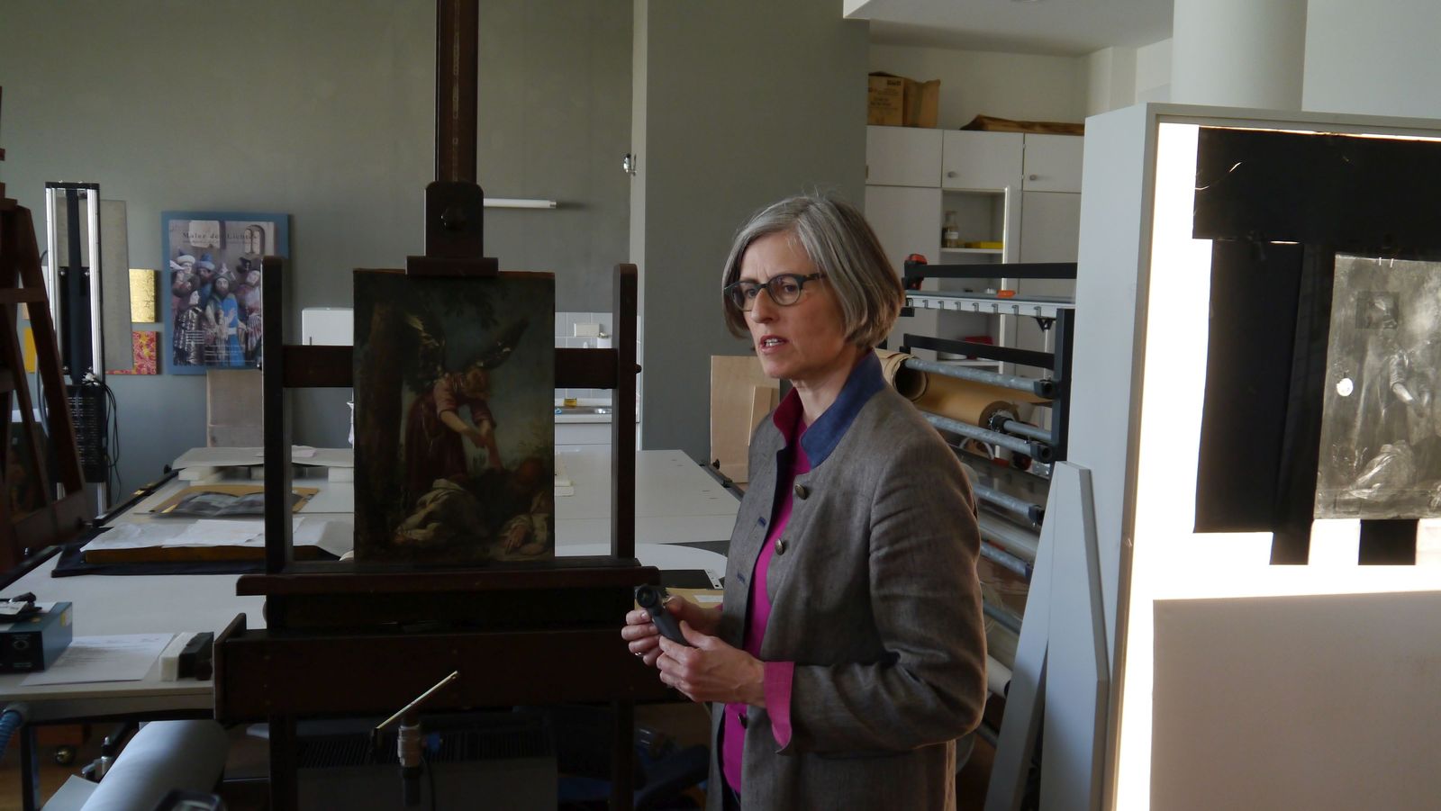 Babette Hartwieg, die Leiterin der Restaurierungswerkstatt, berichtet von der Untersuchung des Gemäldes. Foto: SMB / Sven Stienen