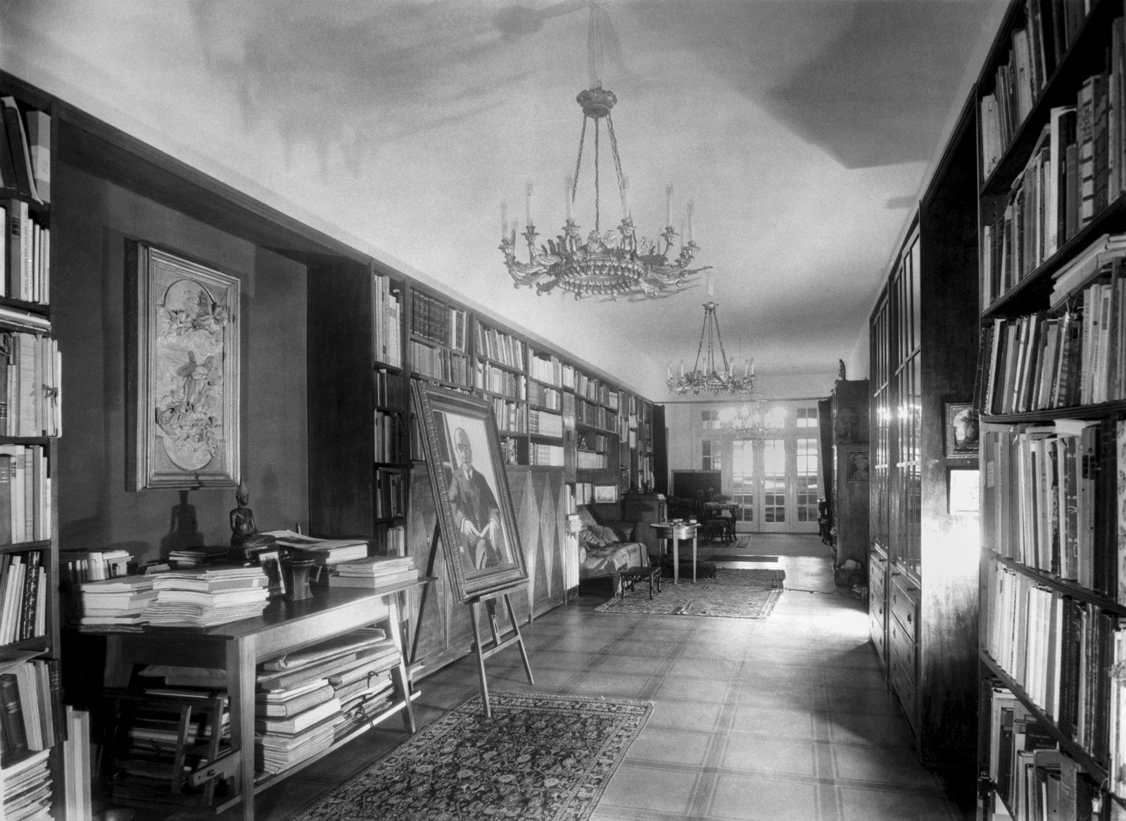 -	Bibliothek, Wohnung Curt und Elsa Glaser, Prinz-Albrecht-Straße 8. Ca. 1930. Landesarchiv Berlin / Fotografin: Marta Huth