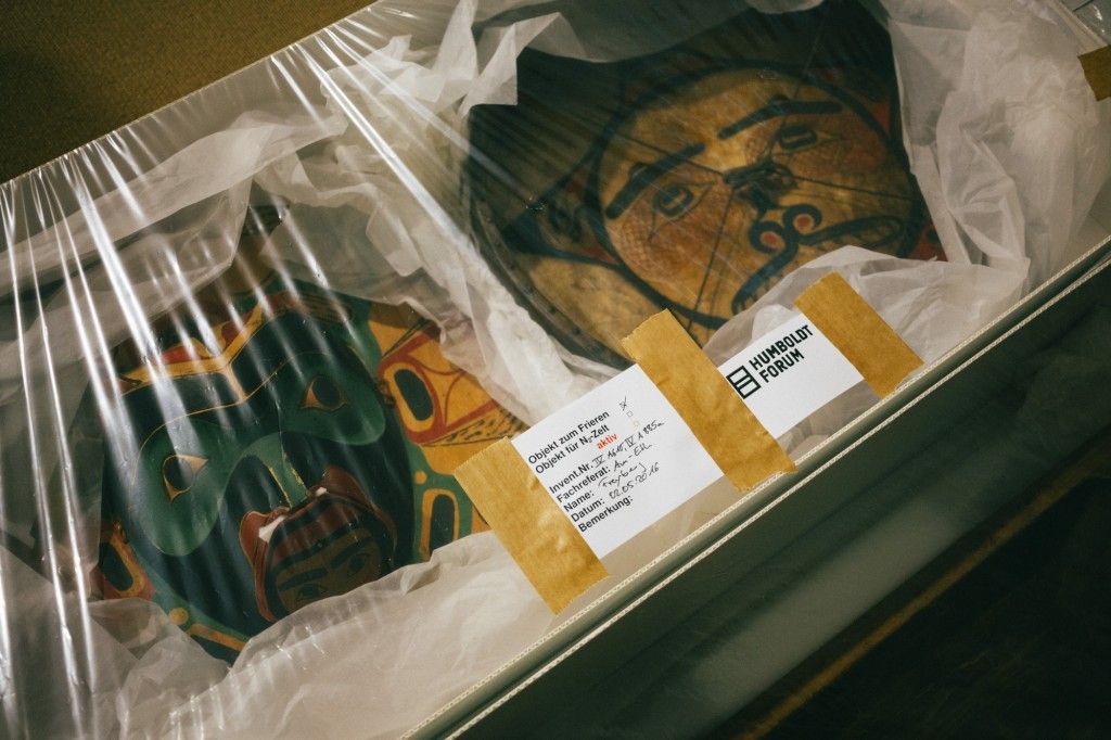 Objekte werden für den Umzug ins Humboldt Forum vorbereitet. Foto: Staatliche Museen zu Berlin / Daniel Hofer