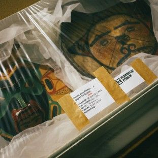 Objekte werden für den Umzug ins Humboldt Forum vorbereitet. Foto: Staatliche Museen zu Berlin / Daniel Hofer
