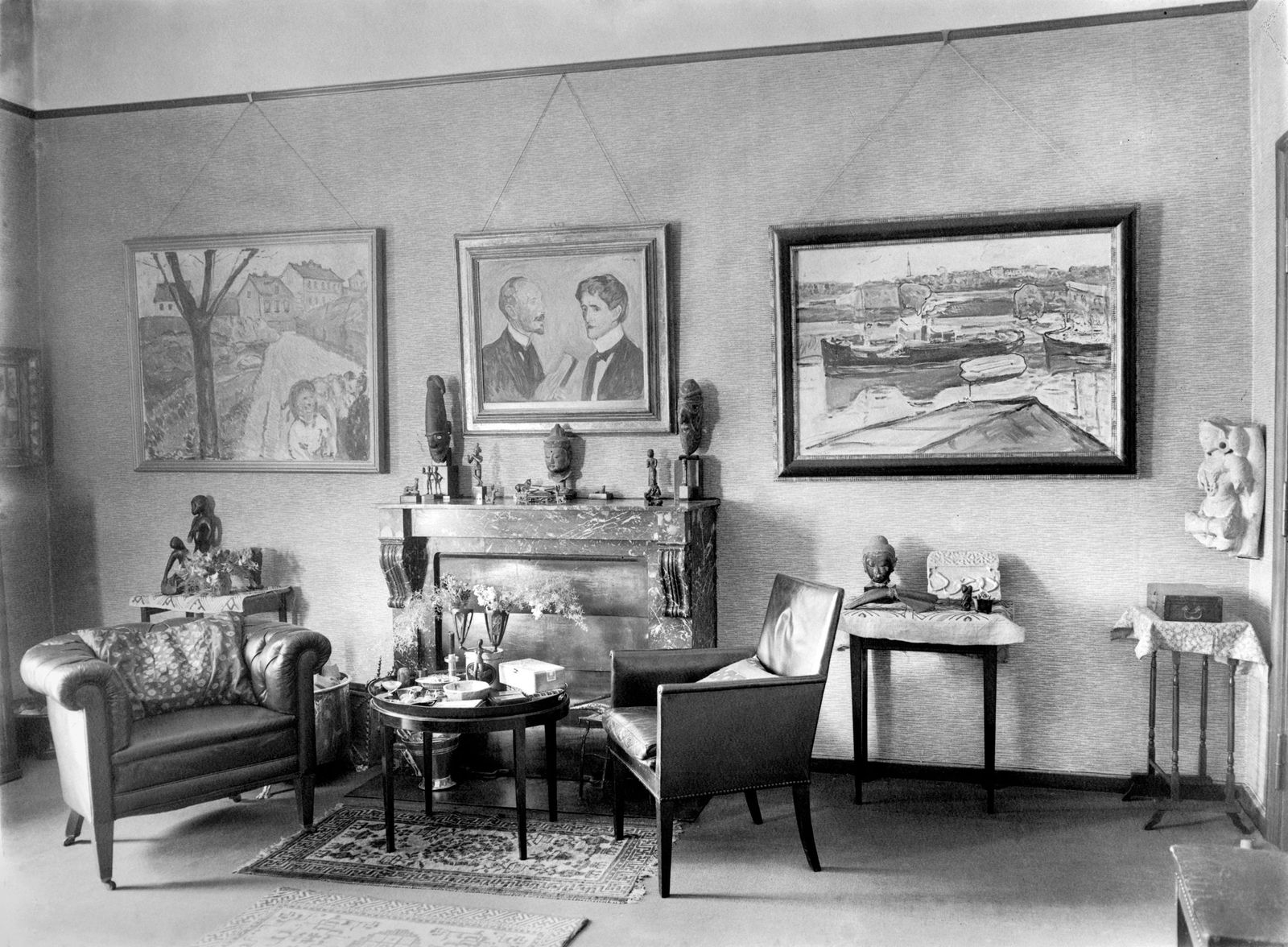 -	Arbeitszimmer mit Gemälden von Edvard Munch, Wohnung Curt und Elsa Glaser, Prinz-Albrecht-Straße 8. Ca. 1930. Landesarchiv Berlin / Fotografin: Marta Huth