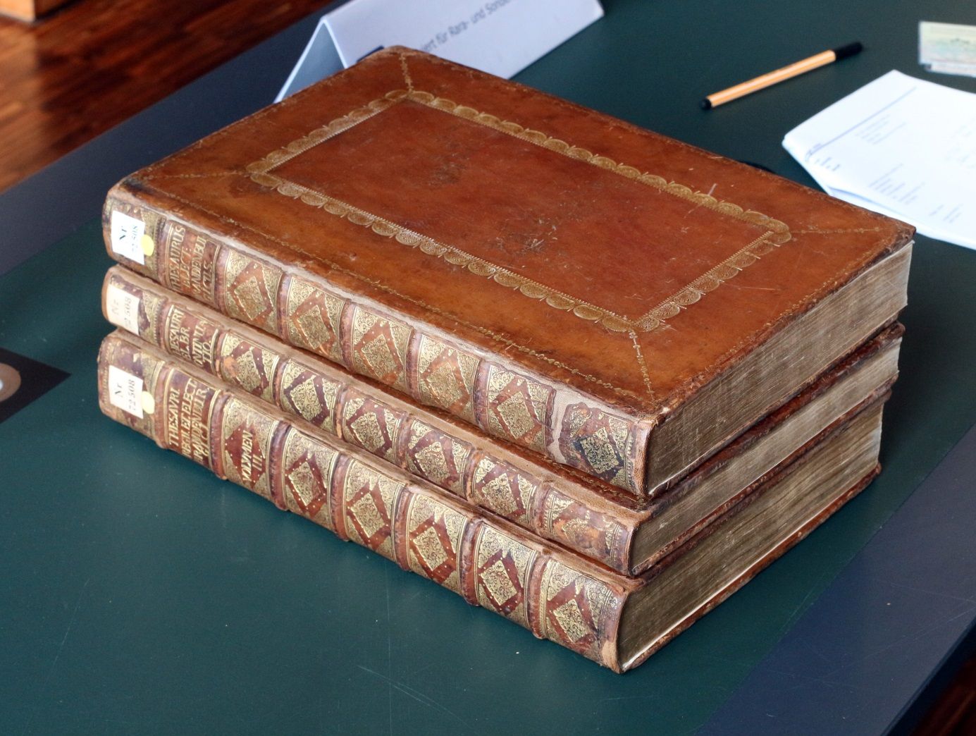 Die drei Bände des Thesaurus Brandenburgicus selectus, Berlin 1696, 1698 und 1701 der Humboldt-Universität zu Berlin (Historische Sammlungen; Signatur 72508:1:F2/Rara). Foto: Achim Stiegel