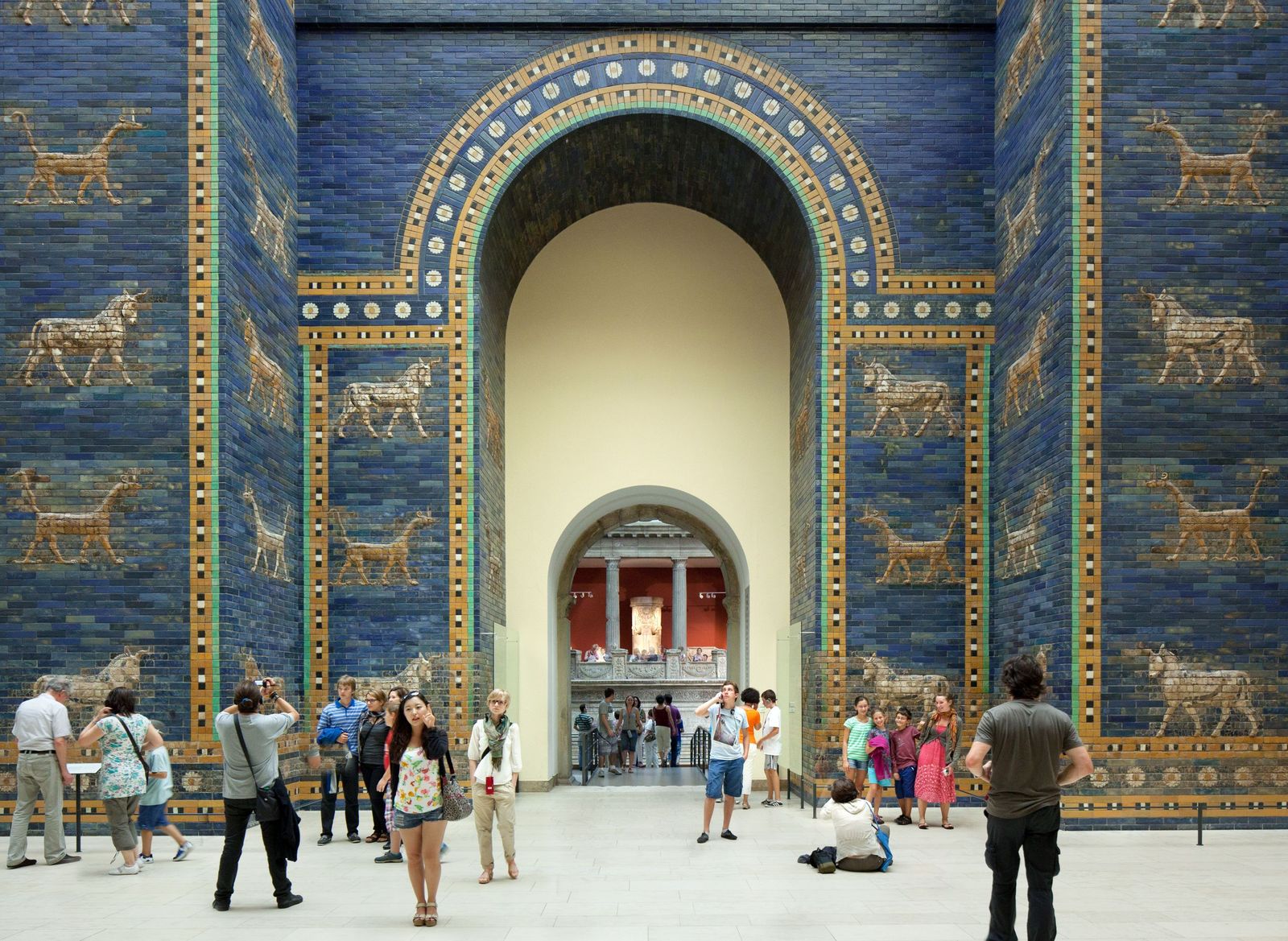 Das berühmte Ischtar-Tor im Pergamonmuseum. (c) Staatliche Museen zu Berlin, Achim Kleuker