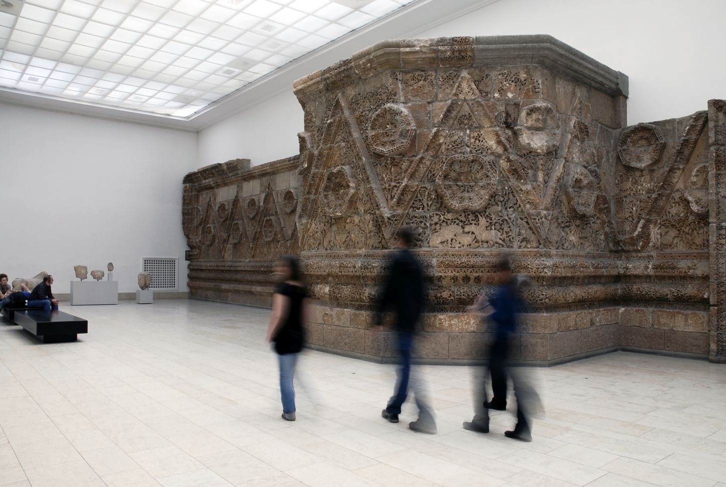Die Mschatta-Fassade im Pergamonmuseum. (c) Staatliche Museen zu Berlin, Achim Kleuker