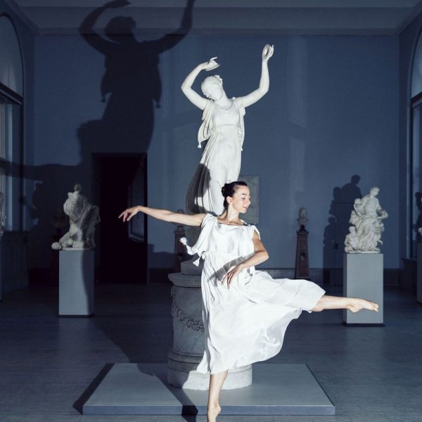 Die Tänzerin Alicia Rubens des Staatsballett Berlin vor Canovas Tänzerin im Bode-Museum. Foto: Daniel Hofer