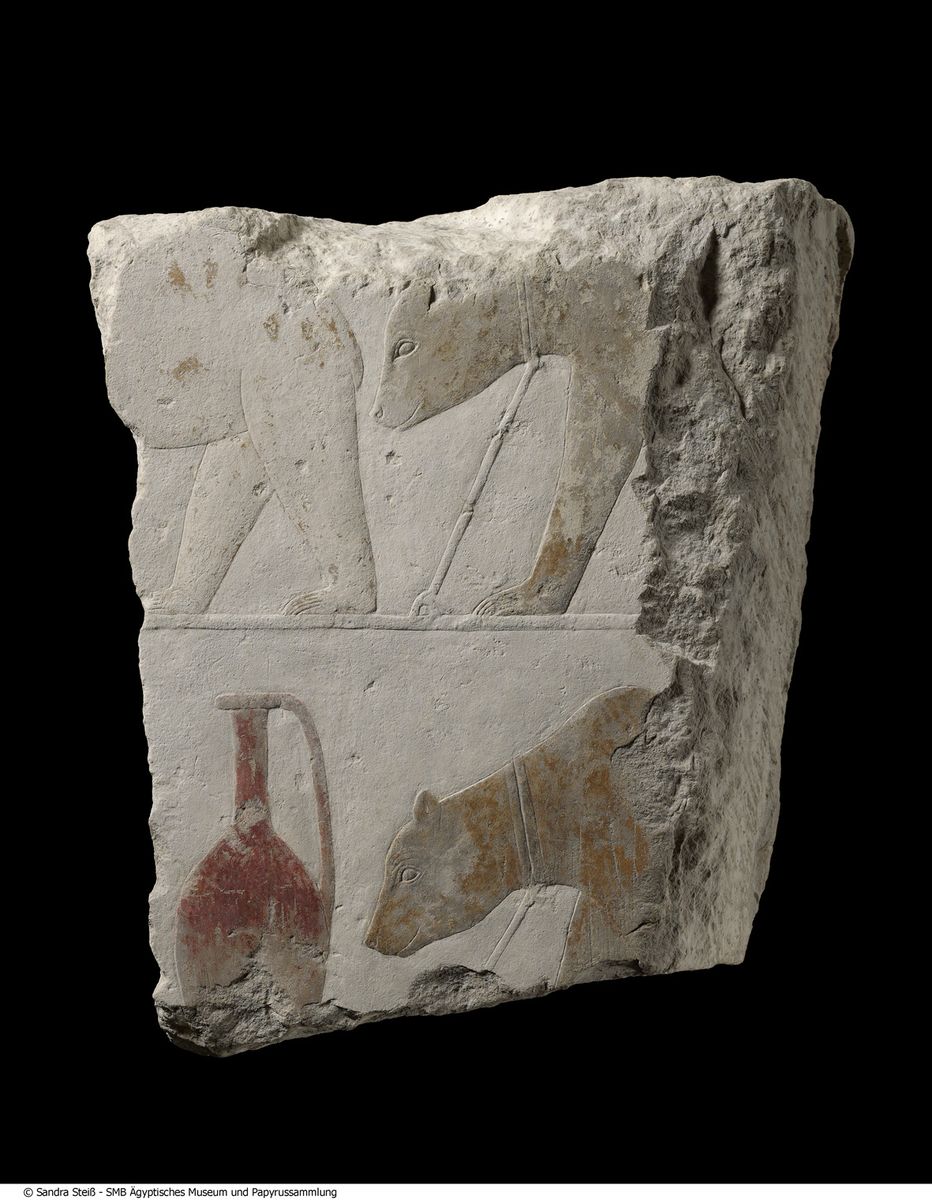 Relieffragment aus dem Totentempel des Sahure in Abusir: Syrische Bären und Gefäße, Kalkstein, bemalt (ÄM 21828) © Staatliche Museen zu Berlin, Ägyptisches Museum und Papyrussammlung / S. Steiß