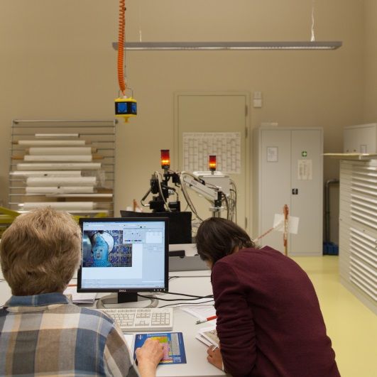 Röntgenfluoreszenzanalyse durch die Mitarbeiterinnen des Rathgen-Forschungslabors ©Deutsche Digitale Bibliothek Foto: Jürgen Keiper