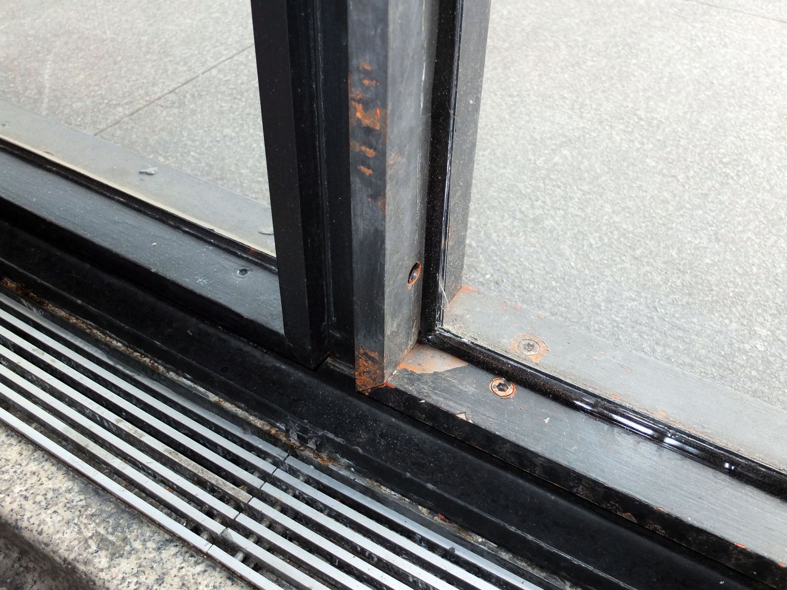 Schadstellen an den Metallpfosten der Glasfassade. Foto: Schmedding.vonMarlin