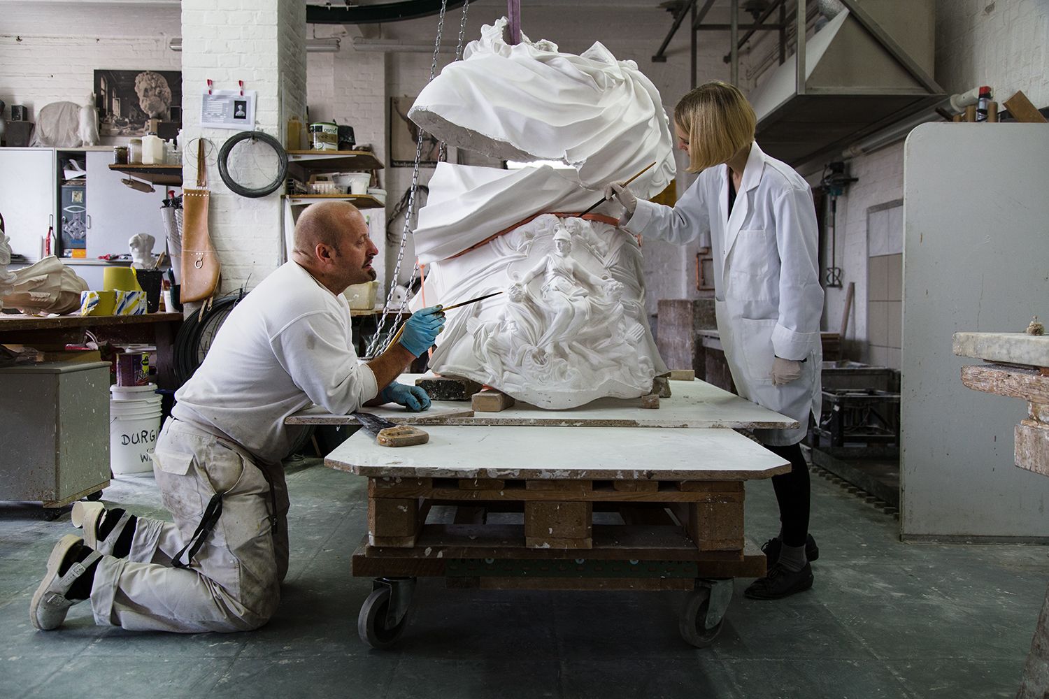 Sandro di Michele und Nina Röwer von der Gipsformerei arbeiten an der Feinretusche eines Teiles der Skulptur. Foto: Fabian Fröhlich