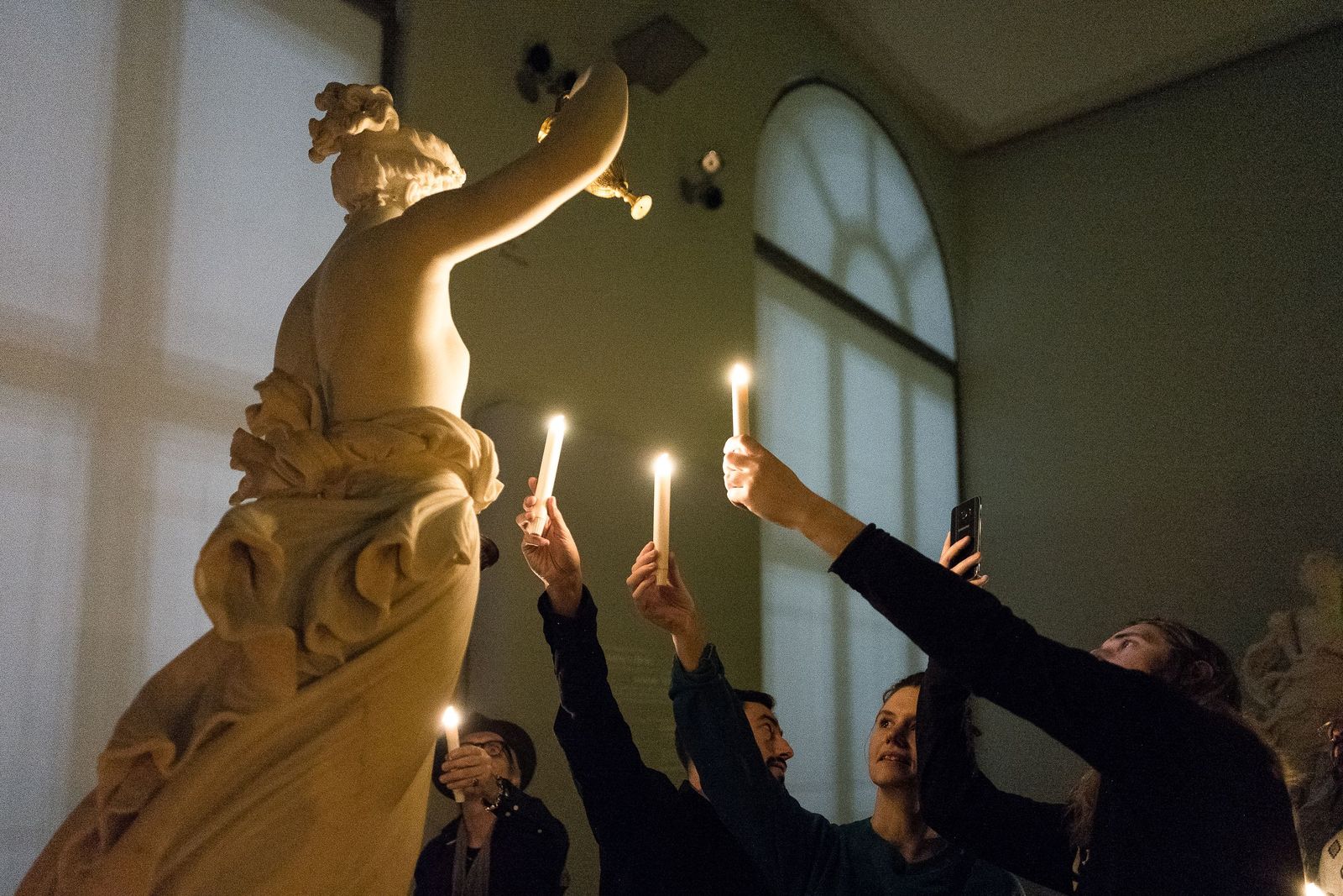 Im flackernden Kerzenschein bekamen die Gäste eine Ahnung, wie die Skulpturen vor 200 Jahren die Betrachter beeindruckt haben müssen. Christoph Neumann, www.christoph-neumann.com