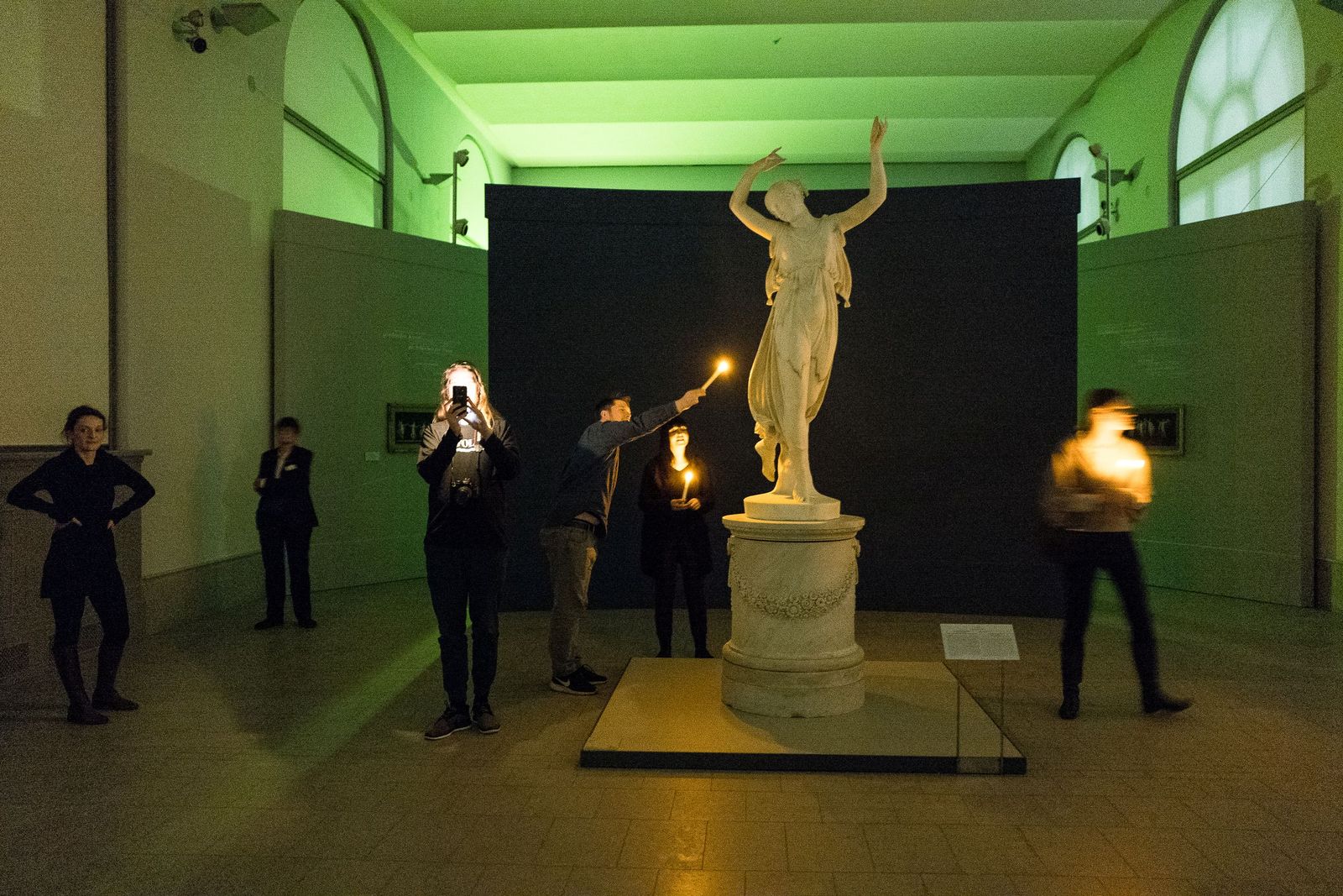 Das Kerzenlicht eröffnet neue Perspektiven auf den Marmor. Foto: Christoph Neumann, www.christoph-neumann.com
