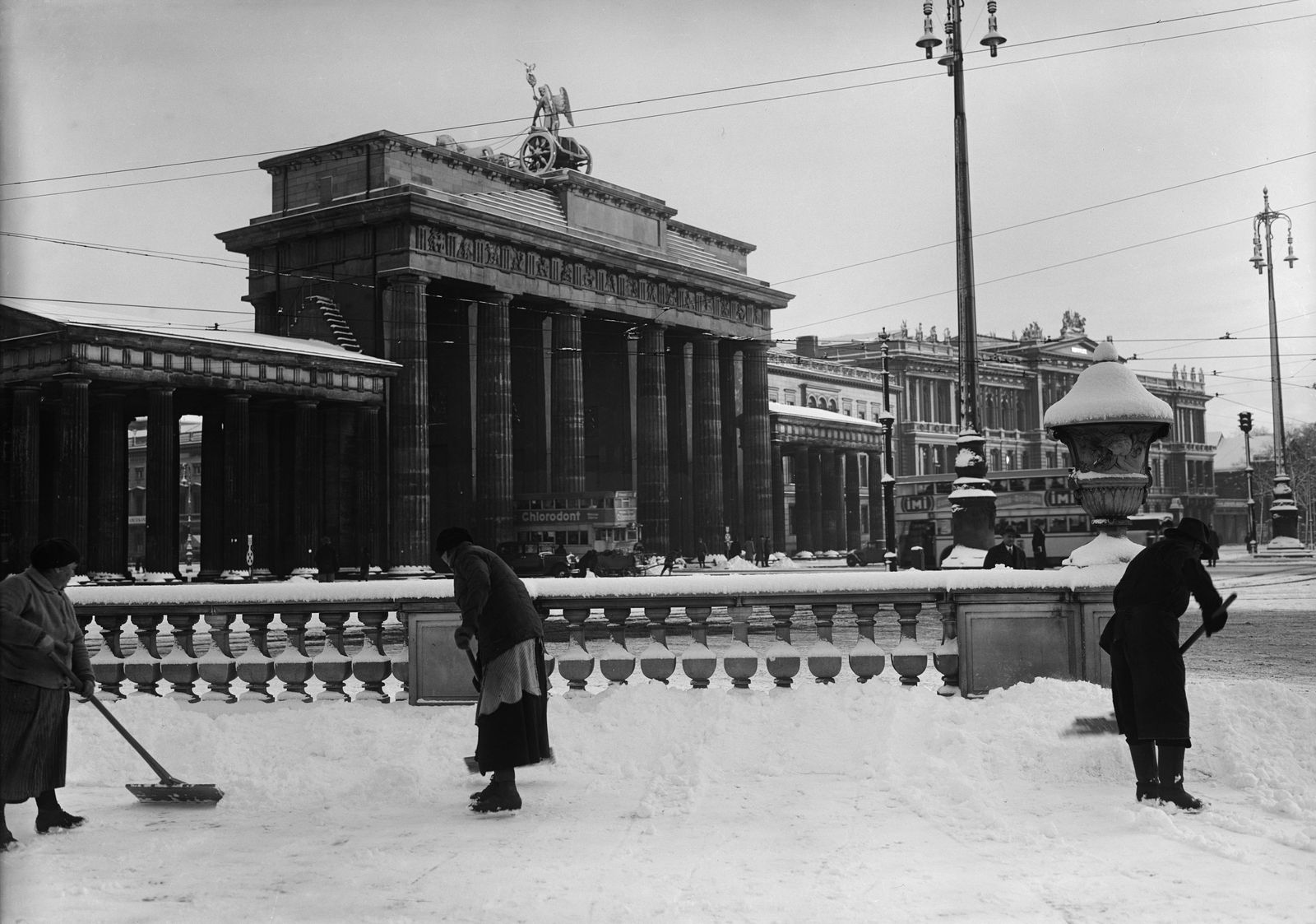 Schneefegen am Brandenburger Tor, rechts die Amerikanische Botschaft, 1925 © bpk / Kunstbibliothek, SMB / Willy Römer