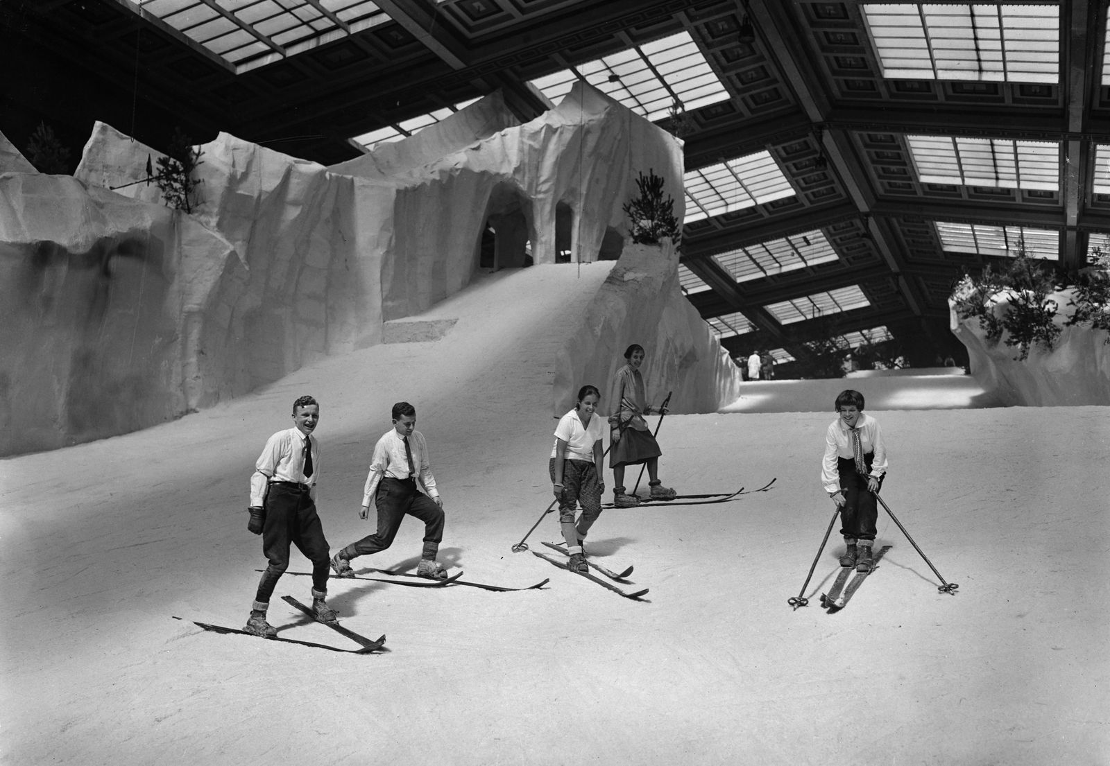 Künstliche Skibahn im Berliner Schneepalast am Kaiserdamm, 1927 © bpk / Kunstbibliothek, SMB / Willy Römer