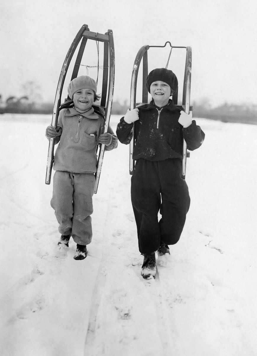 Wintersport: Kinder gehen zum Rodeln, 1929 © bpk / Kunstbibliothek, SMB / Willy Römer