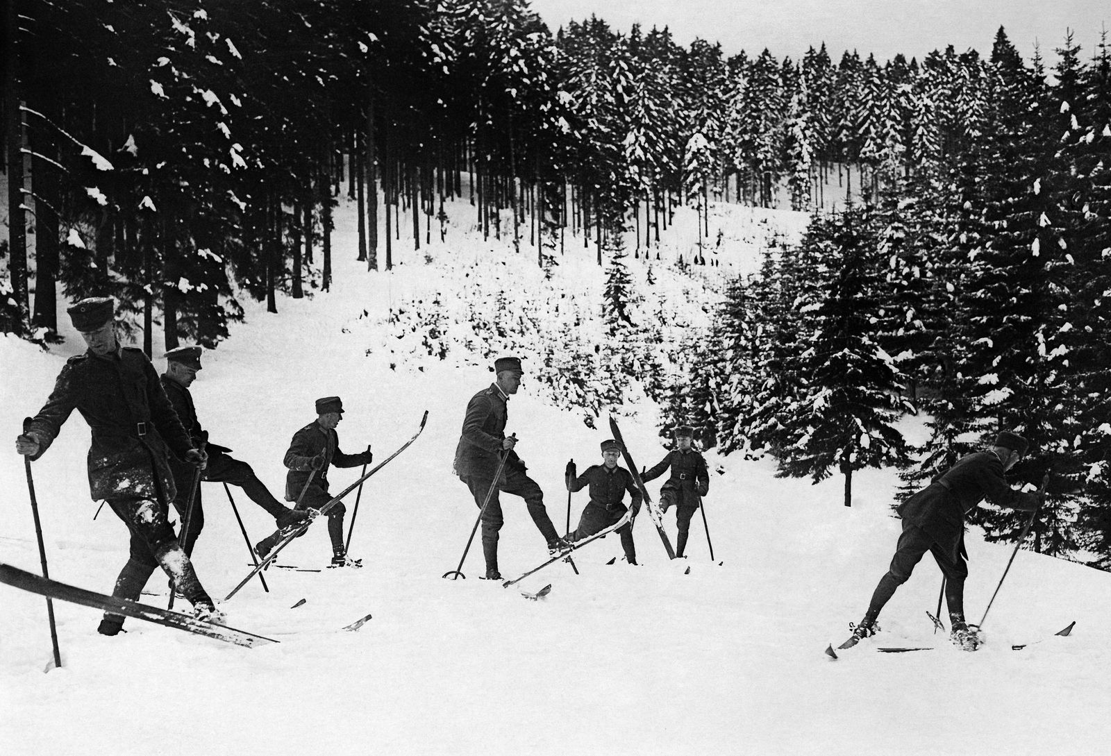 Skikurs für Militärangehörige, um 1930 © bpk / Kunstbibliothek, SMB / Willy Römer