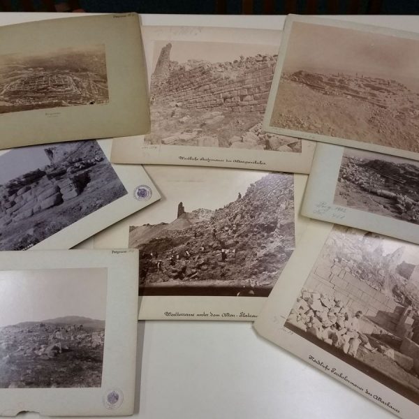 Auslage verschiedener Foto-Objekte von Pergamon. Foto Petra Wodtke