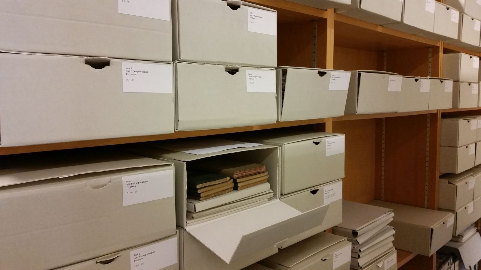 Boxen im Archivraum. Foto Petra Wodtke