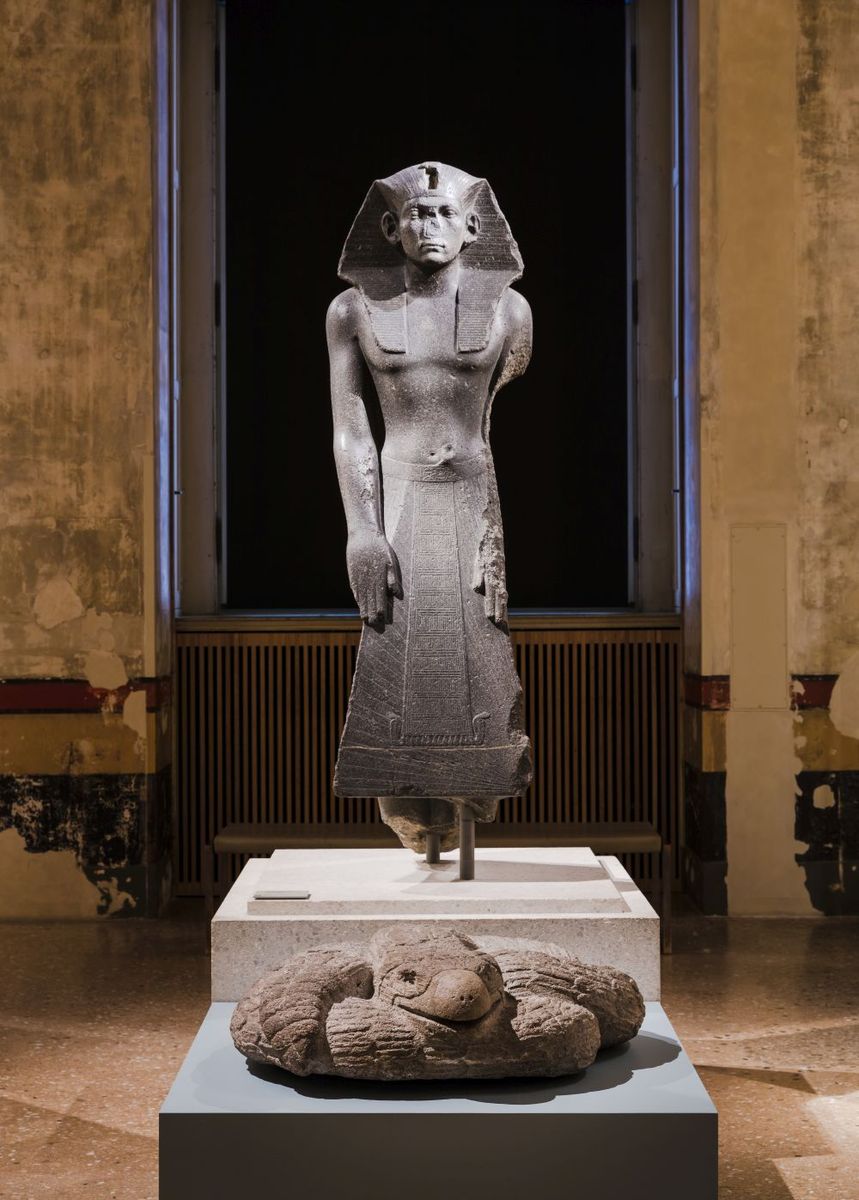 Adlerschlange Cuauhcoatl trifft König Amenemhet im Neuen Museum, Ausstellungsansicht, © Staatliche Museen zu Berlin / David von Becker
