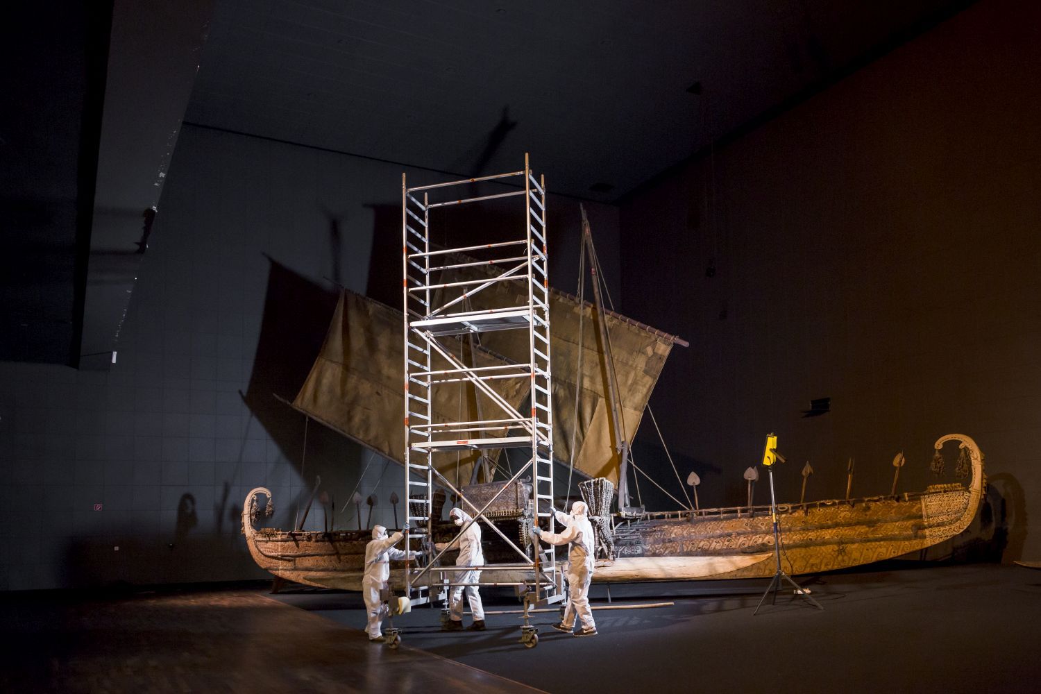 Abbau der Südseeboote im Ethnologischen Museum. © Staatliche Museen zu Berlin, David von Becker
