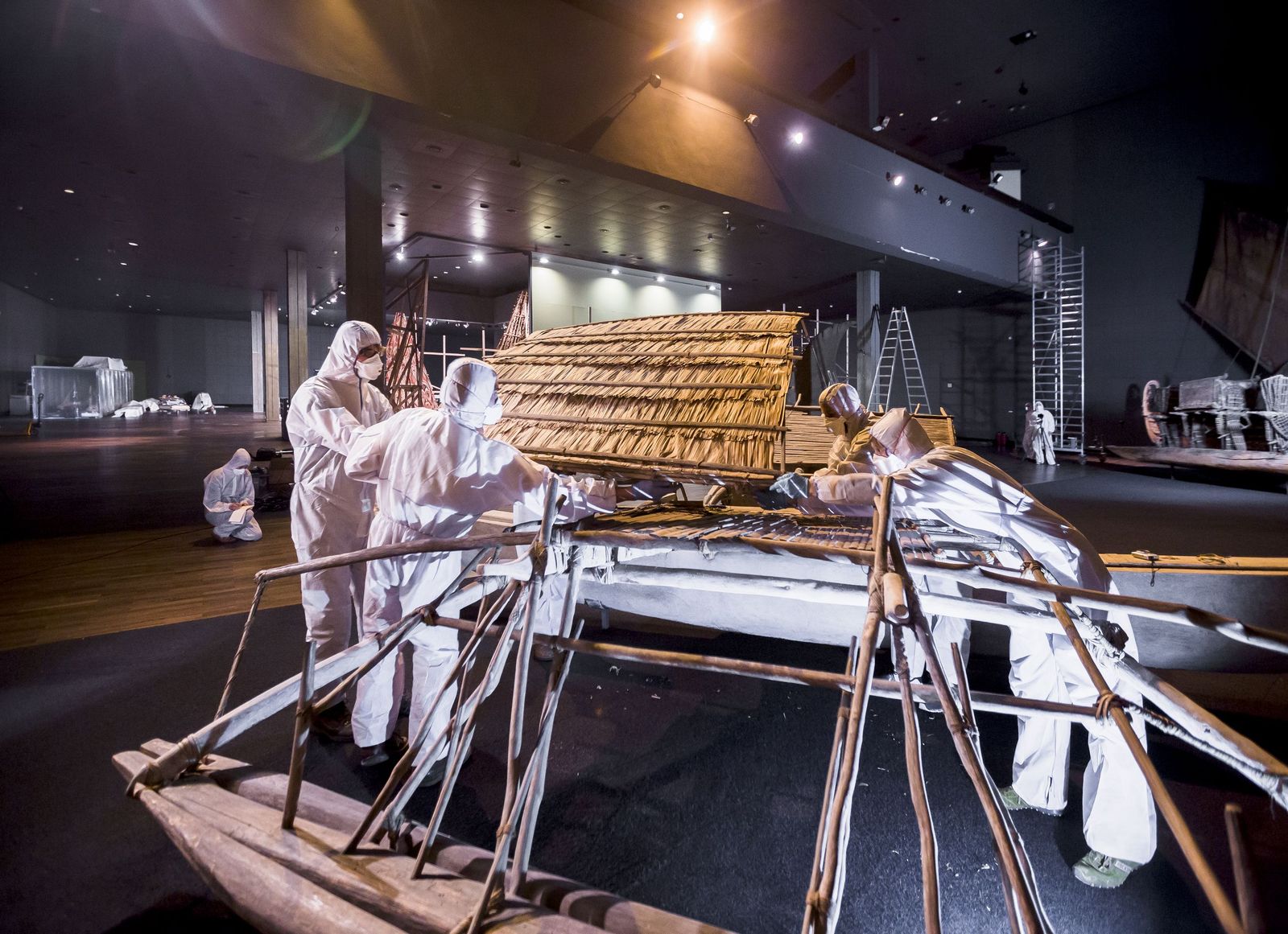 Abbau der Südseeboote im Ethnologischen Museum. Foto: Staatliche Museen zu Berlin / David von Becker