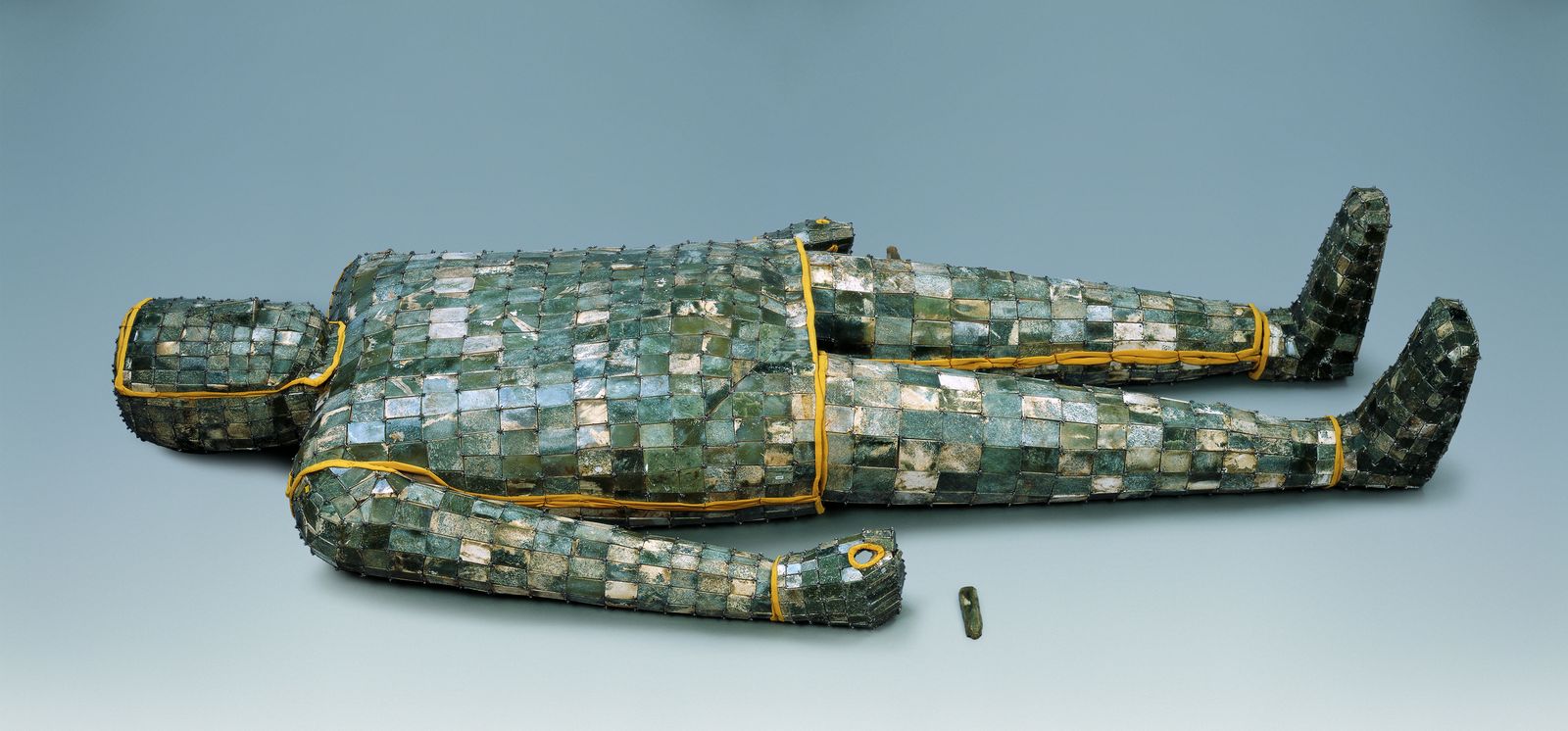 Jadegewand mit silbernen Fäden, Jade, Westliche Han-Dynastie, 206 v. Chr. – 8 n. Chr., © Xuzhou Museum