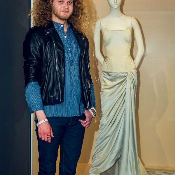 Sascha Johrden und sein Abendkleid in der Modegalerie des Kunstgewerbemuseums © Kai Prillwitz