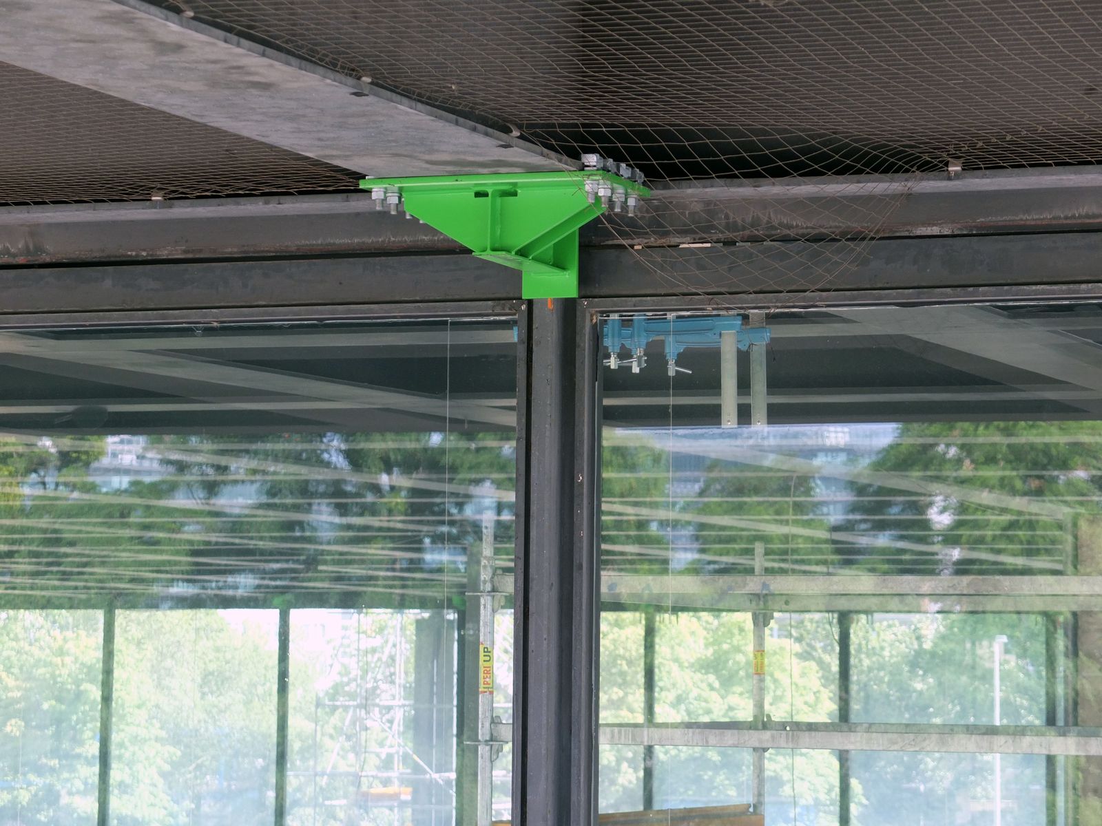 Die grüne Stahlspange hält während der Sanierung das Dach und die Fassade zusammen. Foto: schmedding.vonmarlin