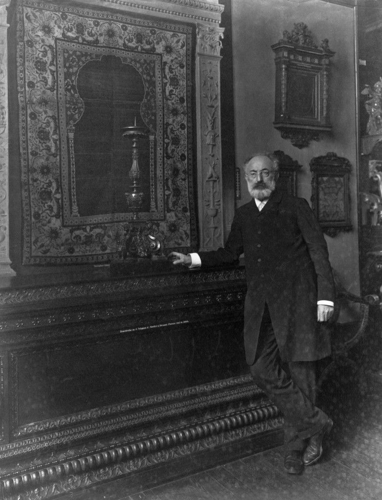 Julius Lessing, erster Direktor des Kunstgewerbemuseums, im Renaissancesaal, 1903 (Foto: bpk/Hans Franke)