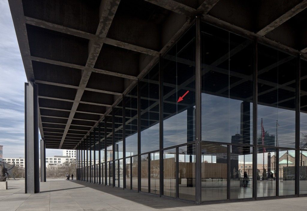 Die geteilten oberen Glasscheiben sind an der mittigen Fuge deutlich zu erkennen. © David Chipperfield Architects für das Bundesamt für Bauwesen und Raumordnung (BBR)