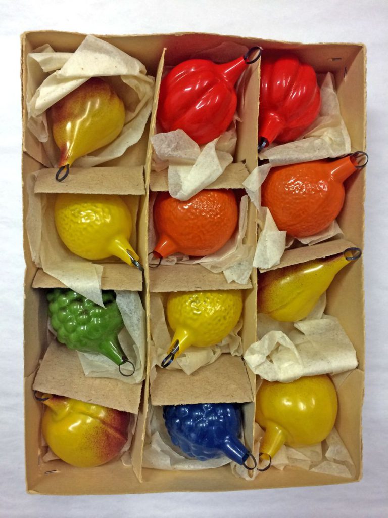 Obst (Birne, Orange, Zitrone, Trauben, Paprika), Glas, in die Form geblasen, dann in Farbe getaucht, Höhe: ca. 5 cm © Staatliche Museen zu Berlin, Museum Europäischer Kulturen / Maxie Kiwitter