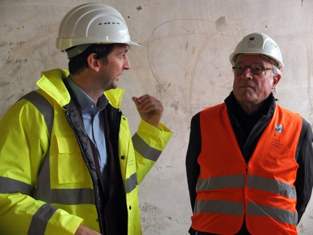 Arne Maibohm mit Dirk Lohan im Gespräch während des Baustellenrundgangs. © Staatliche Museen zu Berlin / schmedding.vonmarlin.