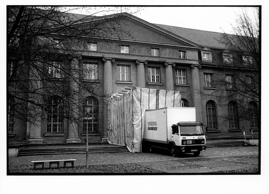 11.12.1997, der erste LKW wird mit Objekten der Gemäldegalerie in Dahlem beladen ©Staatliche Museen zu Berlin Foto: Erik-Jan Ouwerkerk