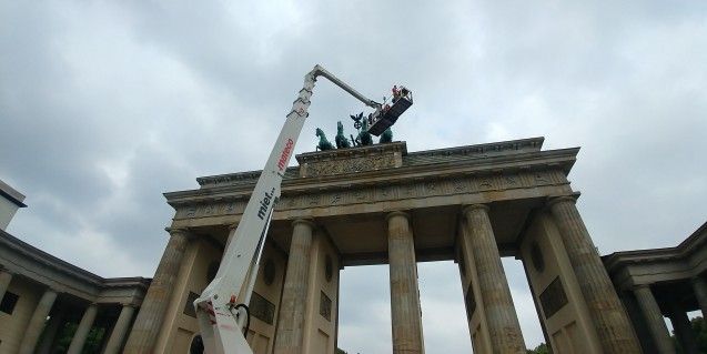 Das Attika-Relief in 20 Metern Höhe auf dem Brandenburger Tor (c) Staatliche Museen zu Berlin, Gipsformerei