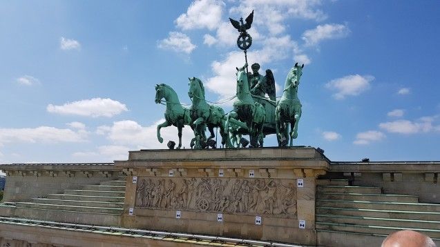 Das Attika-Relief auf dem Brandenburger Tor wird in situ gescannt (c) Staatliche Museen zu Berlin, Gipsformerei