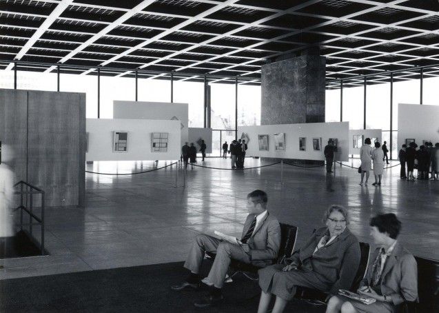 Die hängenden Ausstellungswände für die Gemälde von Piet Mondrian wurden vom Büro Ludwig Mies van der Rohes entworfen.  Foto: Neue Nationalgalerie/Reinhard Friedrich