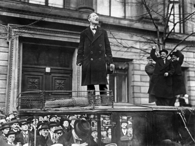 Karl Liebknecht spricht Ende 1918 vor dem Ministerium des Innern in Berlin. Gemeinsam mit Rosa Luxemburg führte er den linken 