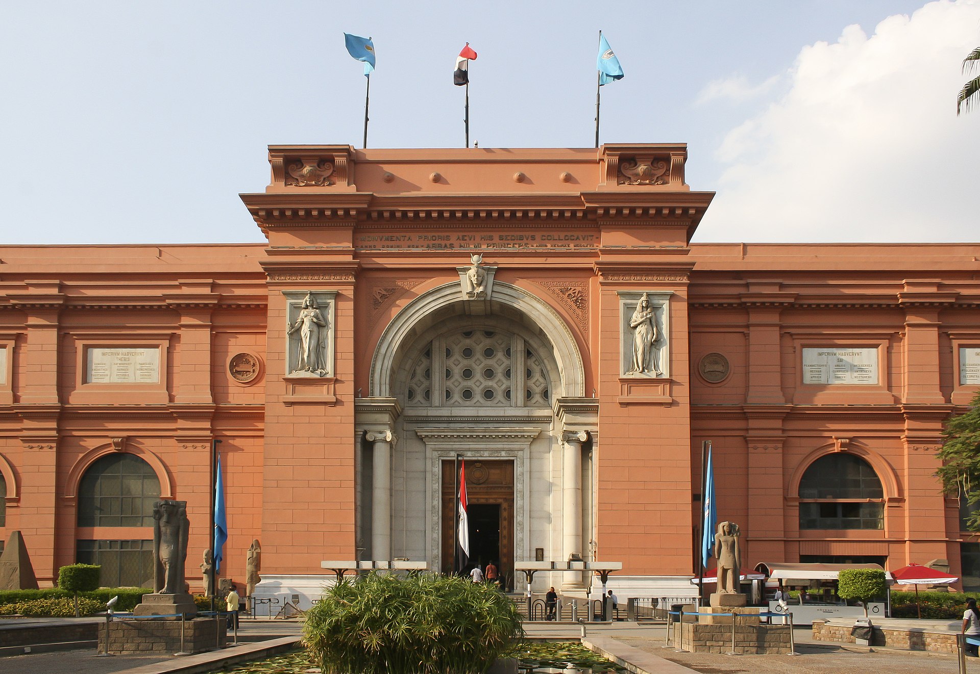 Fassade des Ägyptischen Nationalmuseums am Tahir Platz in Kairo. (c) CC BY-SA 3.0