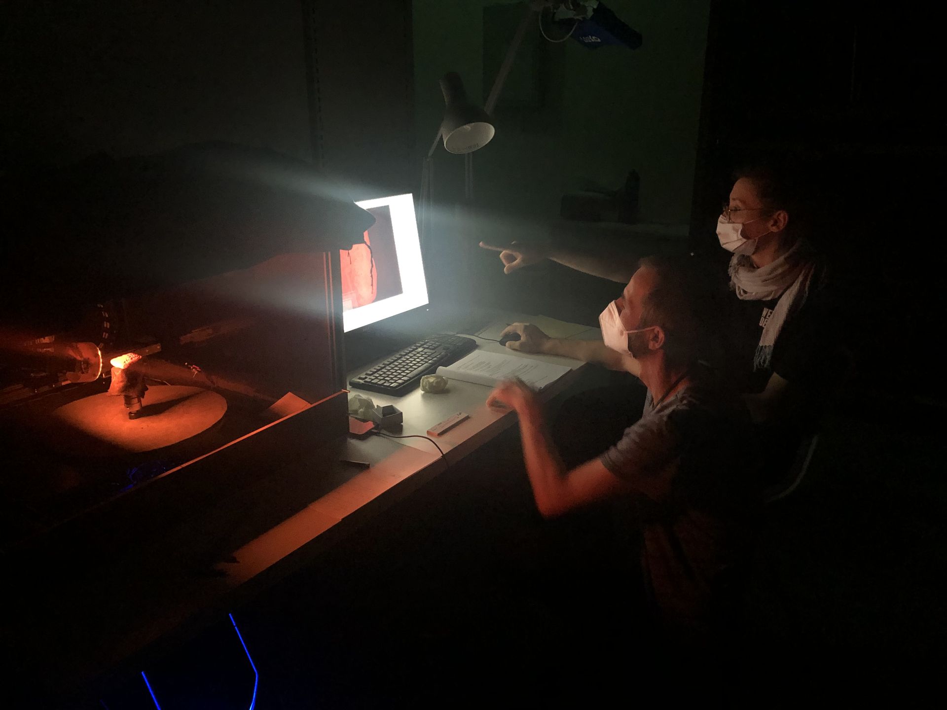 Fig. 7: Assyriologist Juliane Eule and IT technician Jan Krumnow oversee the 3D scanning of a cuneiform tablet. © Pinar Durgun