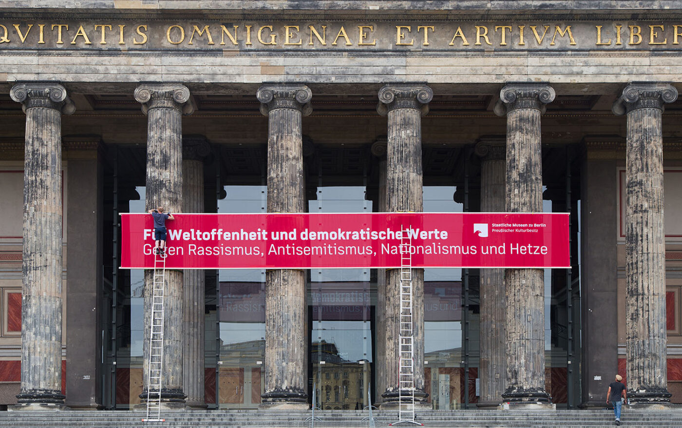 Im Juni wurden die Stufen des Alten Museums wiederholt für Kundgebungen genutzt, die unter anderem antisemitische Verschwörungsmythen verbreiteten und mit den Werten der Staatlichen Museen zu Berlin nicht vereinbar waren. Unter Maßgabe der Meinungs- und Versammlungsfreiheit konnten die Kundgebungen nicht verhindert werden – als Reaktion darauf positionierten sich die Museen jedoch mit einem unmissverständlichen Banner am Haus.
