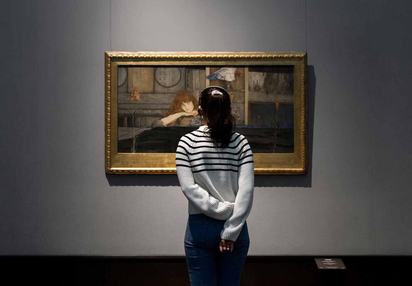 Ein zentraler Protagonist der Symbolismus-Ausstellung war der Künstler Fernand Khnopff. Neben Schlüsselwerken aus belgischen Museen und Privatsammlungen zeigte die Ausstellung auch diese Leihgabe der Bayerischen Staatsgemäldesammlungen, das Gemälde I lock my door upon myself. 
