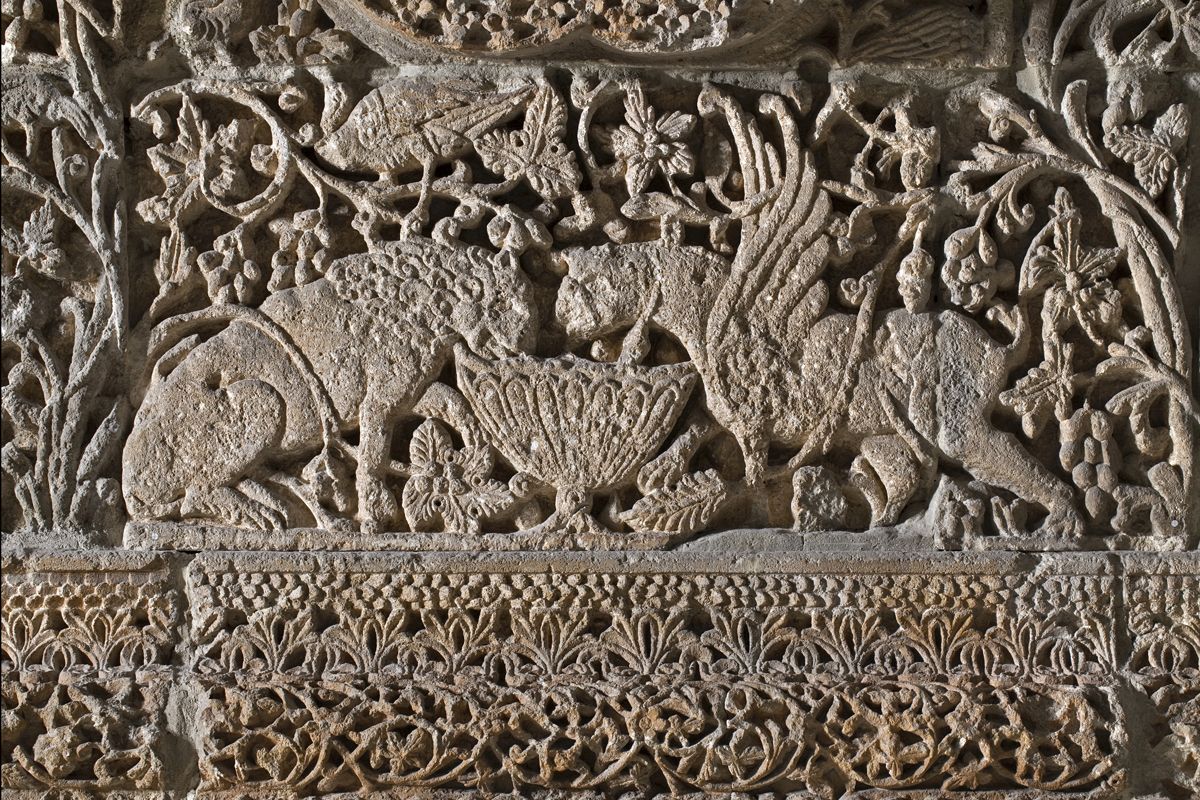Detail der Mschatta-Fassade mit Tier- und Pflanzendarstellungen. © Staatliche Museen zu Berlin, Museum für Islamische Kunst / Johannes Kramer
