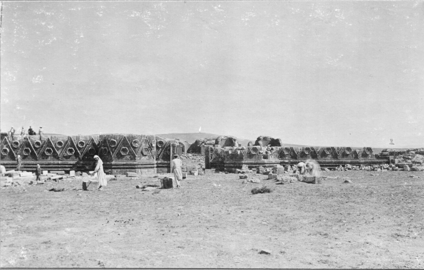 Die Mschatta-Fassade während des Abbaus vor Ort in Jordanien, 1903 © Staatliche Museen zu Berlin, Museum für Islamische Kunst 