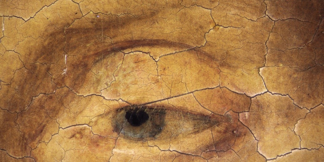Mikroskopaufnahme des Auges mit seinen feinen Modellierungen und hauchzarten hellen Wimpern. Auf dem Augenlid liegen fleckige alte Retuschen. © Staatliche Museen zu Berlin, Gemäldegalerie / Sandra Stelzig